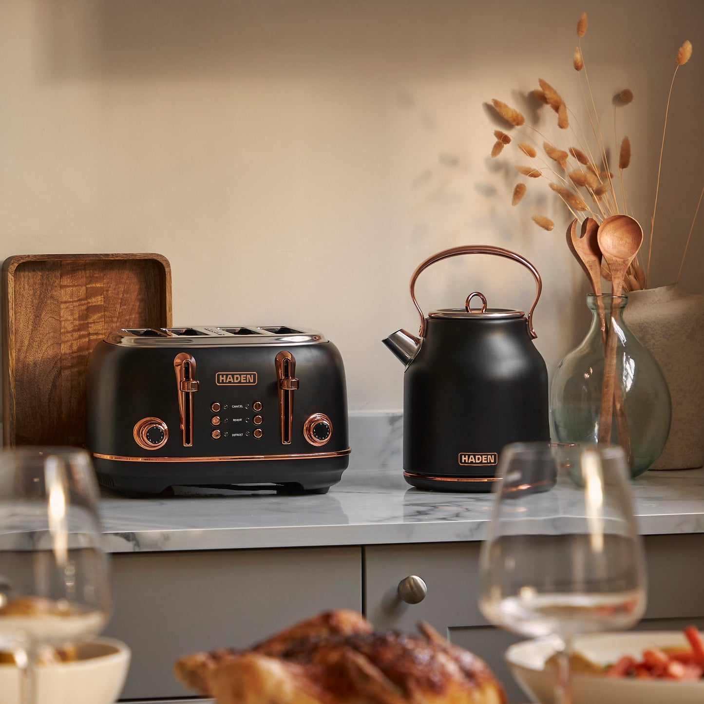 Haden Heritage Black & Copper Bundle – Set of Kettle + 4 Slice Toaster Bundle Haden